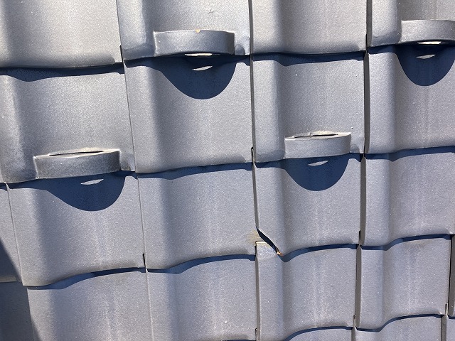 瓦が割れている